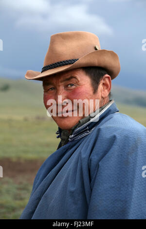 Ritratto di uomo dalla Mongolia con hat e deel Foto Stock