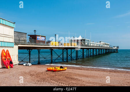 Paignton Pier raggiunge oltre un mare blu verso l'orizzonte con ghisa pilastri di eleganti padiglioni e attrazioni Foto Stock