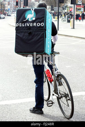 Deliveroo home food servizio di consegna del corriere in bicicletta, Londra Foto Stock