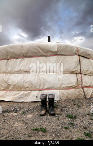 Stivali di fronte una yurt abitazione tradizionale in Mongolia Foto Stock