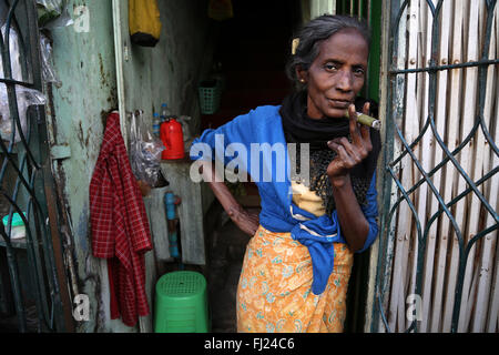 Donna cheroot fumare in Yangon, Myanmar Foto Stock