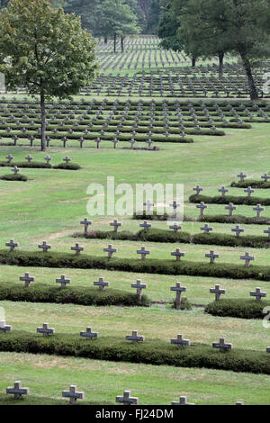 Vista generale delle croci/lapidi di Lommel il cimitero di guerra tedesco, Lommel, Belgio. Foto Stock