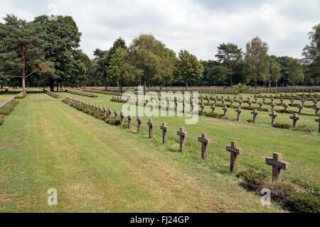 Vista generale delle croci/lapidi di Lommel il cimitero di guerra tedesco, Lommel, Belgio. Foto Stock