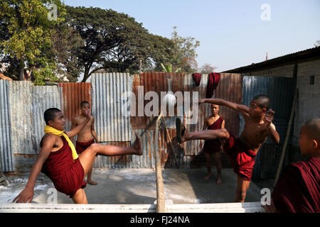 I monaci buddisti a giocare a calcio in monastero, di Nyaung Shwe, Myanmar Foto Stock