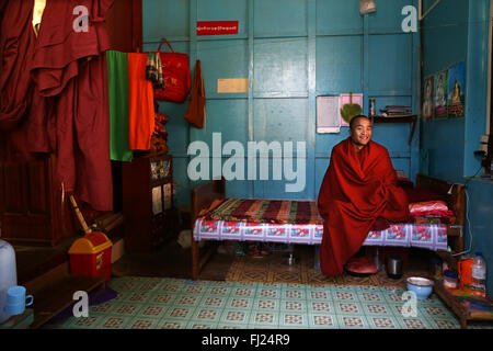 Monaco buddista nella sua stanza in monastero a Nyaung Shwe, Myanmar (Birmania) Foto Stock