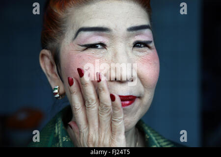 Ritratto di bella e graziosa old Lady dal Myanmar - il popolo birmano Foto Stock