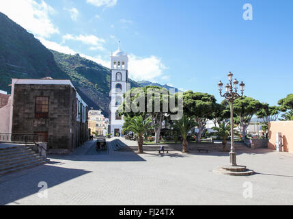 A Garachico, Spagna - 20 gennaio 2016: vista sul centro e la chiesa di Santa Ana a Garachico, Tenerife, Isole Canarie, Spai Foto Stock