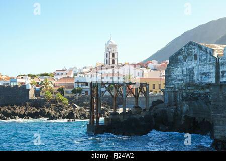 A Garachico, Spagna - 20 gennaio 2016: vista sul centro e la chiesa di Santa Ana a Garachico, Tenerife, Isole Canarie, Spai Foto Stock