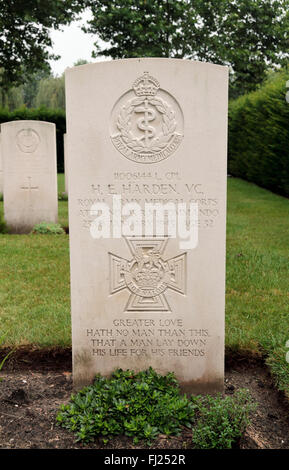 La tomba di Cpl egli Harden VC in CWGC Nederweert Cimitero di Guerra, Nederweert, Limburgo, Paesi Bassi. Foto Stock