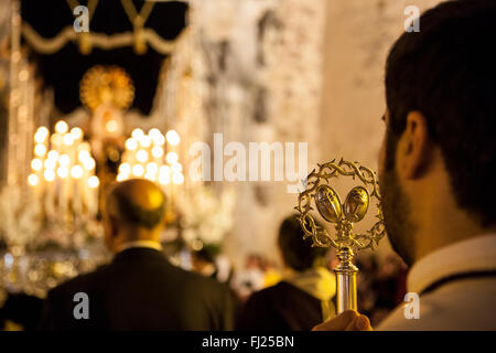ALMENDRALEJO, Spagna, 4 aprile: portatore tenendo una canna d'argento durante il ritorno della Settimana Santa la flottazione per la Chiesa, Almendralejo, Spa Foto Stock