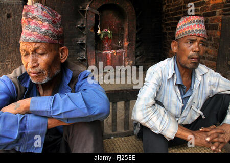 Due Newar Nepalese uomini indossando il tradizionale hat 'Dhaka topi nei pressi di Durbar Square, Katmandu Foto Stock