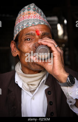 Ritratto di Newar nepalese uomo con tradizionale hat Dhaka topi Foto Stock