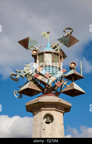 Robert Conybears torre faro scultura a Swansea Marina. Galles Foto Stock