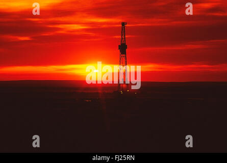 Oil Rig al tramonto; Nuovo Messico, STATI UNITI D'AMERICA Foto Stock