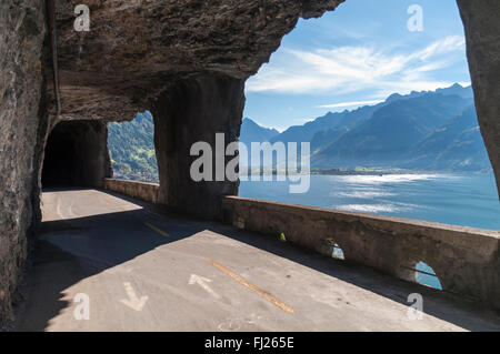 Vecchia strada Axnstrasse in una galleria con grandi finestre che offrono una vista sul lago di Lucerna e sulle Alpi Svizzere. Foto Stock