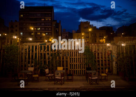 Nau Bostik (antica fabbrica convertita in culturali e creative space) bar terrazza al tramonto a Barcellona, Spagna. Foto Stock