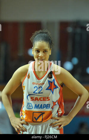 Napoli, Italia. 28 Feb, 2016. Napoli la guardia Cierra Burdick in azione durante il campionato italiano di Serie A per donna basket regular season's Saces Mapei Napoli contro Famila Schio. Umana Venezia team ha vinto il gioco. Partita della stagione regolare del basket femminile italiano di Serie A1 tra Saces Napoli contro Umana Venezia, match finisce 62-63 per Umana Venezia. © Paola Visone/Pacific Press/Alamy Live News Foto Stock