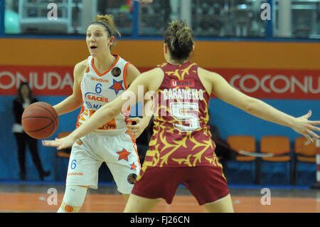 Napoli, Italia. 28 Feb, 2016. Napoli playmaker Beatrice Carta in azione durante il campionato italiano di Serie A per donna basket regular season's Saces Mapei Napoli contro Famila Schio. Umana Venezia team ha vinto il gioco. Partita della stagione regolare del basket femminile italiano di Serie A1 tra Saces Napoli contro Umana Venezia, match finisce 62-63 per Umana Venezia. © Paola Visone/Pacific Press/Alamy Live News Foto Stock