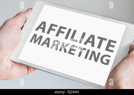 Il marketing di affiliazione il testo visualizzato sullo schermo a sfioramento della moderna tablet o smart device. Concetto di online marketing web. Foto Stock