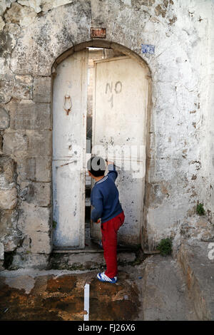 Bambino apertura porta in Mardin, Turke Foto Stock