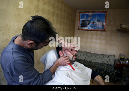 Barbiere locale al lavoro di Diyarbakir, Turchia orientale Foto Stock