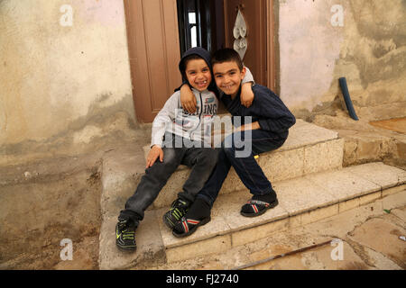 Bambini curdi a casa in Mardin, Turchia Foto Stock