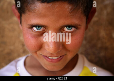 Foto di un bambino curdo con gli occhi blu in Dogubayazit, Turchia orientale Foto Stock