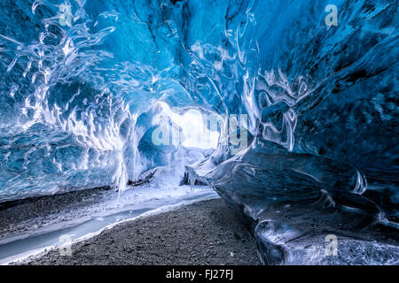 Blu grotta del ghiacciaio in Islanda Foto Stock
