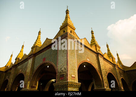 MANDALAY, Myanmar - seduta sulla sommità del Mandalay Hill, Sutaungpyei Pagoda dispone di un grande spalliere decorano il patio che offre vedute panoramiche sulla pianura su cui la città di Mandalay si siede. Foto Stock