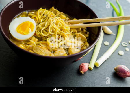 Spaghetti Ramen pollo con uova e gli ingredienti Foto Stock