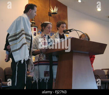 Ragazzi ebrei e i loro genitori a un bar mitzvà in Bowie, Md Foto Stock