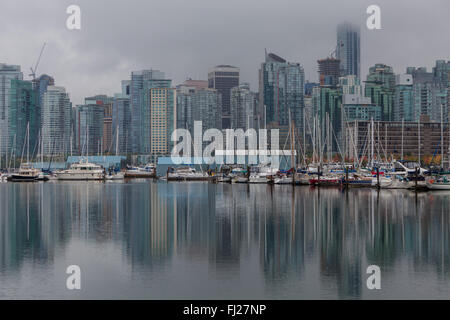 Vancouver Coal Harbour skyline, grattacieli, case-barche e yacht riflettono nell'acqua. Foto Stock