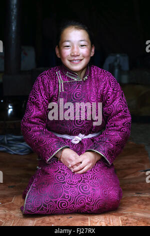 Felice Tsaatan girl, , Tsaatan Dukha persone , nomadi allevatori di renne , Mongolia Foto Stock