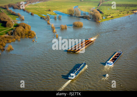 Vista aerea, diga sul Reno, navi da carico sul Reno durante il diluvio, lo spingitore barge, rosso pericolosi, nave portarinfuse, Reno inondazioni, Foto Stock