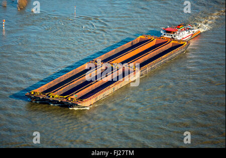 Vista aerea, diga sul Reno, navi da carico sul Reno durante il diluvio, lo spingitore barge, rosso pericolosi, nave portarinfuse, Reno inondazioni, Foto Stock