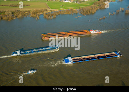 Vista aerea, diga sul Reno, navi da carico sul Reno durante il diluvio, lo spingitore barge, rosso pericolosi, nave portarinfuse, Reno inondazioni, Foto Stock