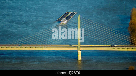 Vista aerea, Ponte sul Reno autostrada federale 67 in Rees, cavo-alloggiato bridge, vista di Kalkar sul Reno per il centro cittadino di Rees Foto Stock