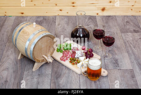 Natura morta con un bicchiere di vino rosso e il cibo eccellente. Foto Stock