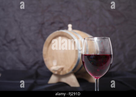 Un barile di alcool su uno sfondo nero. Foto Stock