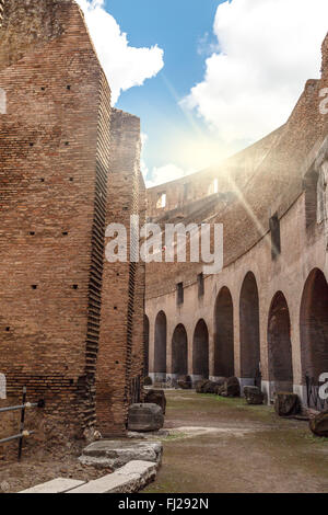 Chiudere dettagliate Vista interna di antico anfiteatro del Colosseo costruito da Vespasiano e Tito a Roma, su nuvoloso cielo blu. Foto Stock