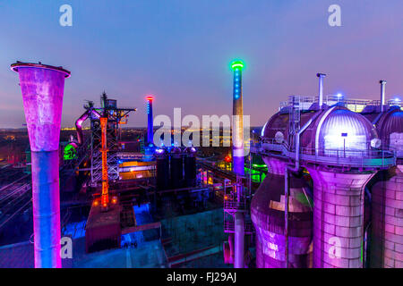 Il paesaggio del Parco Nord di Duisburg, un ex acciaierie, oggi un patrimonio industriale sito, Duisburg, Germania, illuminazione notturna Foto Stock