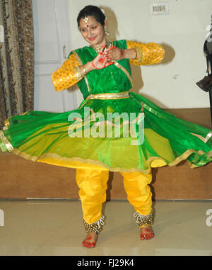 Patiala, India. 05 feb 2016. Punjabi studente universitario Indice Gupta, che mira a inserire il Limca libro dei record, eseguire durante una serata di musica classica organizzata dal Rotary Club Patiala Midtown. Ha eseguito kathak ad una altitudine di 5,242 m (17,198 piedi) per 7 minuti a temperatura inferiore a zero a Baralacha Pass in Lahaul e Spiti distretto di Himachal Pradesh. Ha rotto il record precedente di 7,217.84 piedi che è stata fatta in Bilaspur. © Rajesh Sachar/Pacific Press/Alamy Live News Foto Stock