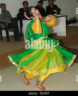 Patiala, India. 05 feb 2016. Punjabi studente universitario Indice Gupta, che mira a inserire il Limca libro dei record, eseguire durante una serata di musica classica organizzata dal Rotary Club Patiala Midtown. Ha eseguito kathak ad una altitudine di 5,242 m (17,198 piedi) per 7 minuti a temperatura inferiore a zero a Baralacha Pass in Lahaul e Spiti distretto di Himachal Pradesh. Ha rotto il record precedente di 7,217.84 piedi che è stata fatta in Bilaspur. © Rajesh Sachar/Pacific Press/Alamy Live News Foto Stock