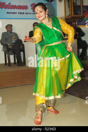 Patiala, India. 05 feb 2016. Punjabi studente universitario Indice Gupta, che mira a inserire il Limca libro dei record, eseguire durante una serata di musica classica organizzata dal Rotary Club Patiala Midtown. Ha eseguito kathak ad una altitudine di 5,242 m (17,198 piedi) per 7 minuti a temperatura inferiore a zero a Baralacha Pass in Lahaul e Spiti distretto di Himachal Pradesh. Ha rotto il record precedente di 7,217.84 piedi che è stata fatta in Bilaspur. © Rajesh Sachar/Pacific Press/Alamy Live News Foto Stock