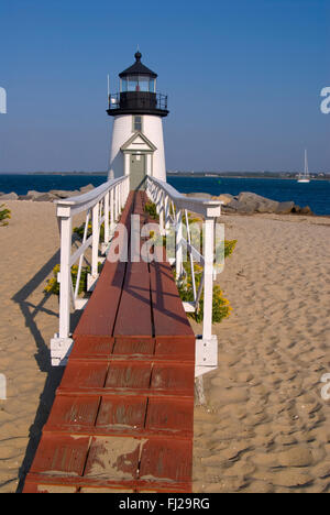 Rustico in legno antico ponte pedonale a Brant Point lighthouse su Nantucket Island in Massachusetts sembra accogliere i visitatori. Si tratta di una nuova Inghilterra icona. Foto Stock