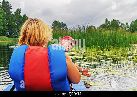 Viaggi e pesca sul silent foresta fiume nell'estate 2015. Foto Stock