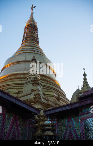 MANDALAY, Myanmar - la Pagoda Sutaungpyei si trova in cima alla collina Mandalay, offrendo vedute panoramiche della città sottostante. Lo stupa dorato della pagoda brilla alla luce del sole, circondato da padiglioni e santuari ornati. Visitatori e pellegrini esplorano il complesso del tempio, alcuni si fermano per pregare o fare offerte presso le varie statue di Buddha. Foto Stock