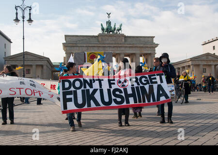 Kazaguruma dimostrazione: anti-nucleare rally per ricordare Fukushima a Berlino, Germania. Foto Stock