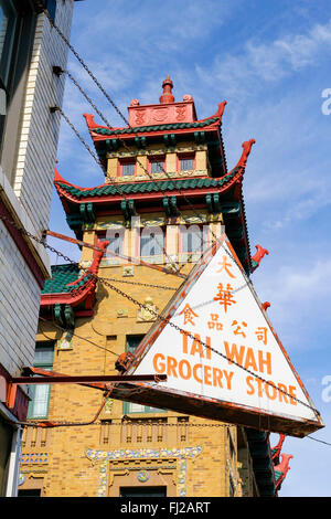 Tai Wah Fruttivendolo segno e Pui Tak Center Building, Chinatown, Chicago, Illinois. Foto Stock