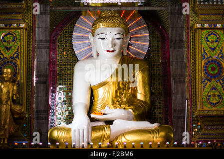 Statua del Buddha Sutaungpyei Pagoda Mandalay Myanmar // MANDALAY, Myanmar — Una statua di Buddha si trova all'interno del complesso della Pagoda di Sutaungpyei (conosciuta anche come su Taung Pyae Pagoda) sulla sommità della collina Mandalay. La pagoda fu costruita durante la metà del XIX secolo sotto il regno di re Mindon, in coincidenza con l'istituzione di Mandalay come capitale reale nel 1857. Il nome Sutaungpyei si traduce in "appagante desiderio", riflettendo il significato spirituale del sito come un luogo dove i devoti cercano benedizioni e fanno meriti. La pagoda si trova nel punto più alto di Mandalay Hill, un sito di profondo impulso religioso Foto Stock